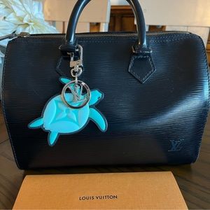 RARE LOUIS VUITTON 2021 TURTLE KEYCHAIN BAG CHARM                  MP2977 CX0211